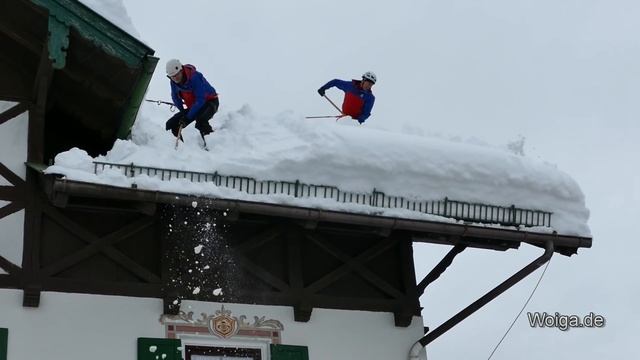Jahrhundertwinter, Hausdächer in Wallgau werden von der Schneelast befreit am 13.01.2019 смотреть онлайн