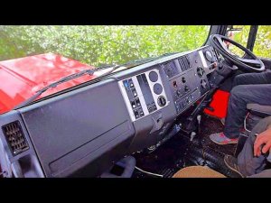 Старый трактор КИРОВЕЦ с кабиной от грузовика МАН, работать на таком мечтает каждый тракторист