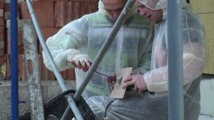 Как прорезать русты в минераловатной плите, процесс резки рустов на строительной площадке