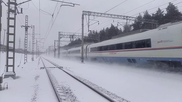 "Сапсан" ЭВС1-012 прорывается через снегопад смотреть онлайн