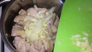 Свинина, тушеная с черносливом.