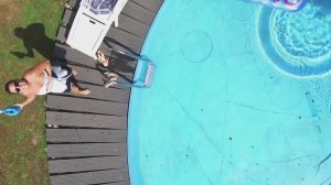 Женщина сбила дрон, пролетавший над ее бассейном