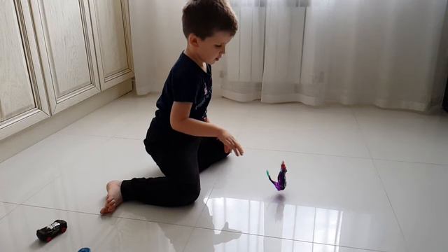 Машинка-Транформер Screechers Wild stingshift Дикие Скричеры Стингшифт