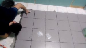 Дом из сип панелей. Керамогранит на полу в санузле