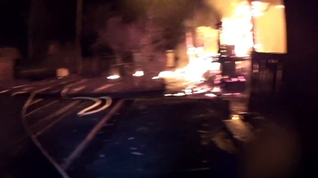 Пожар дачного дома с распространением на соседний смотреть онлайн