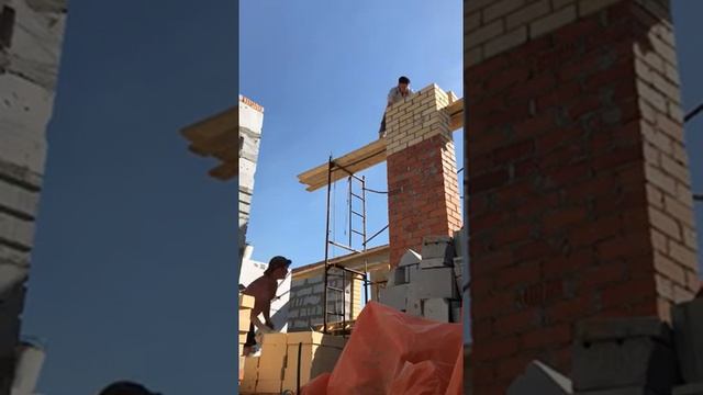 Вентиляционный каналзаготавливаю с братом кирпич на верхние ряды.