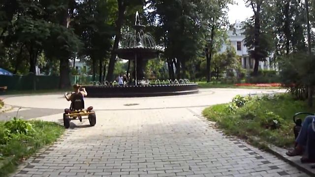 Киев. Семейные гонки на педалемобилях в Мариинском парке