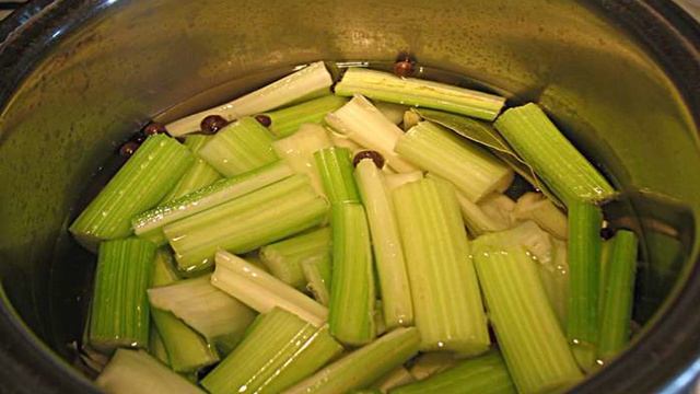 Маринованный сельдерей