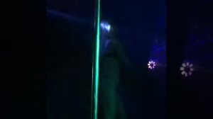 Topless DJ Tipsy Tits тусит на столе