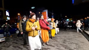 Харинама Днепр 27.12.20. Мост Сити #3 Поет Мукунда Гауранга прабху. Харе Кришна песня