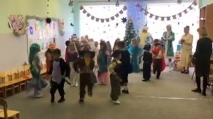 танец в детском саду,песня раз, два ,три.