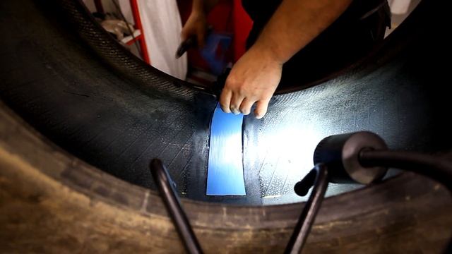 Ремонт излома каркаса грузовой шины 385/65R22.5 на новом вулканизаторе по технологии TRS смотреть онлайн