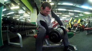 подъем на бицепс 45кг на 2 раза сидя одной рукой