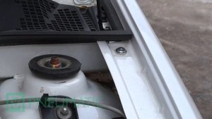 Установка амортизаторов (упоров) капота для Renault Logan (арт KU-RE-LO00-02) от upory.ru