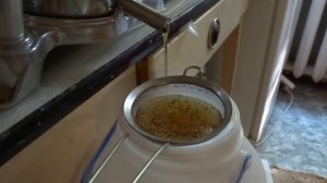 Отжим сотового мёда в прессе-заказать мёд можно через почту gnick@bk.ru