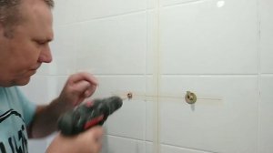 Отверстие в керамической плитке, бюджетно. Установка анкерного держателя.