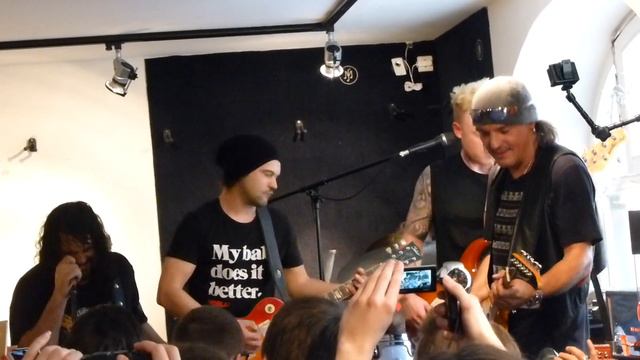 *Vdelli + Matthias Jabs (Scorpions) - Rock You Like A Hurricane* (14.03.2015, MJ Guitars, D-Munich)