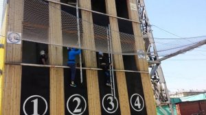 Подъём по штурмовой лестнице на 4 этаж учебной башни