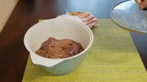 Печень свиная в духовке с беконом | Простой рецепт