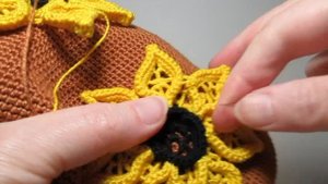Показываю как закрепляю на поверхности сумки вязаный крючком цветок