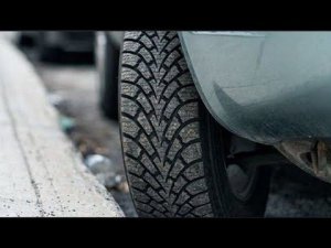 НИКОГДА НЕ ПАРКУЕТЕСЬ С ВЫВЕРНУТЫМИ КОЛЕСАМИ