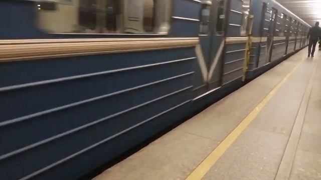 Отправление ЕМА с Молдингом на Станции Проспект Ветеранов смотреть онлайн