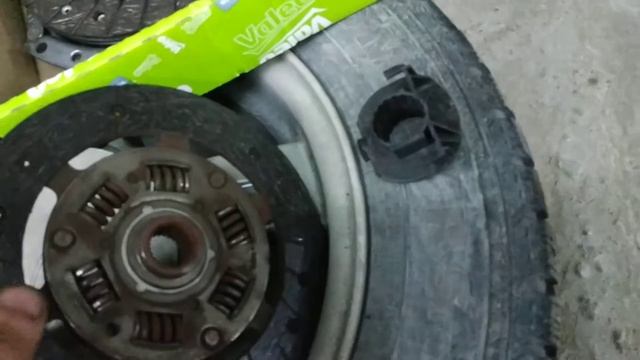С/у КПП , сравнение нового и старого диска сцепления смотреть онлайн