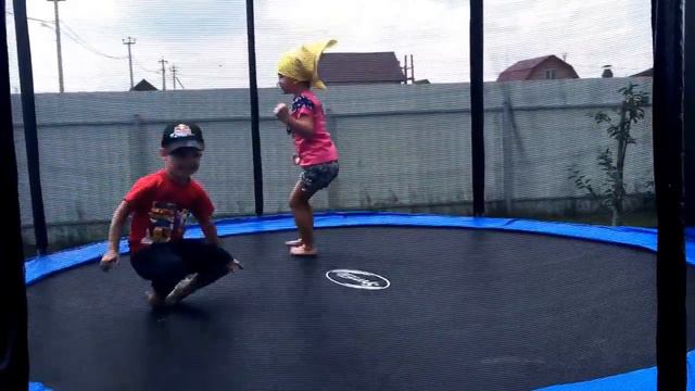 Дети прыгают на батуте смотреть онлайн