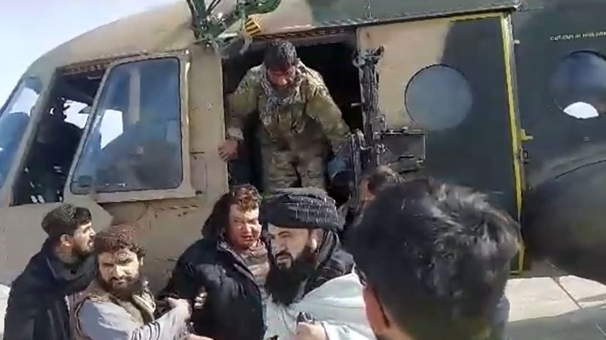 дмитрий павлов hydra. сидит 4 человека смотрящий. сидит 4 человека смотрящий. парни друзья. мужчина сидит спиной за столом.