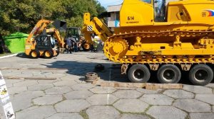 Бульдозер Б14 съезжает с трала без сходней!