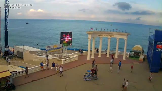 Вебкамера "Ротонда". Запись 15.06.2016 19:00:02 смотреть онлайн