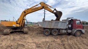 Гусеничный экскаватор Hyundai R250 LC-7 грузит самосвал ТАТРА грунтом