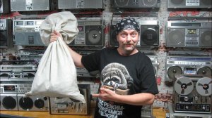 Жирный, породистый, японский кот в мешке.