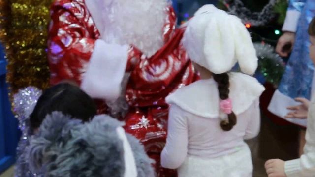 Новогодний утренник, раздача подарков. Christmas party, gift giving смотреть онлайн