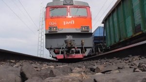Между рельсами под проезжающим поездом / Between the rails under a passing train