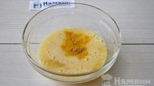 Китайский яичный суп с имбирем и луком на мясном бульоне