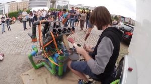 Уличный музыкант играет на трубах