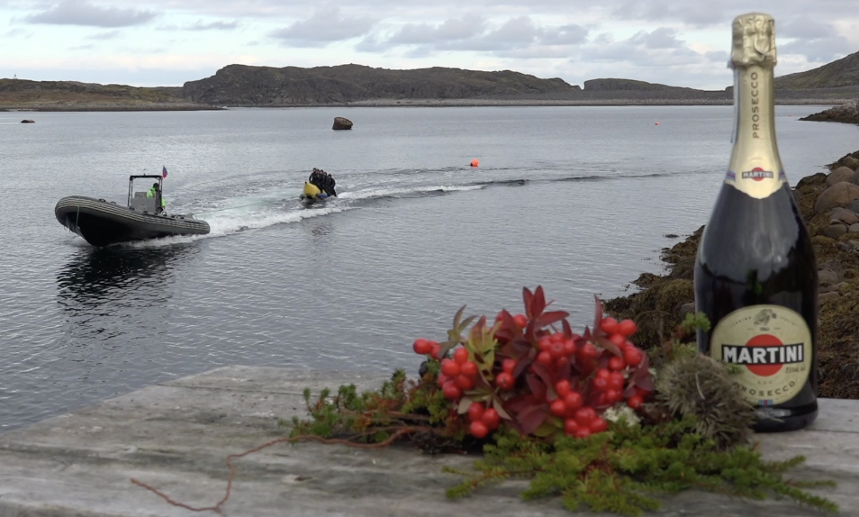 Отдых на берегу Баренцева моря. Морские развлечения. Верхом на арктическом банане смотреть онлайн