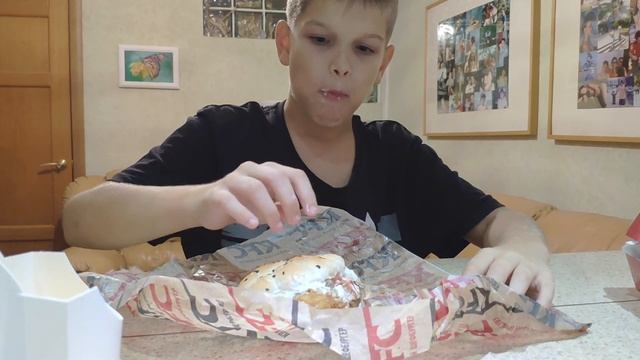 Обзор большого тёмного бургера KFC смотреть онлайн