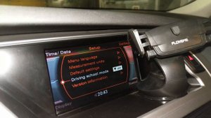 Cпидометр на экране мультимедиа Audi A4