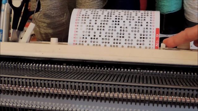 Как вязать скип узор на вязальной машине.