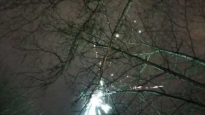 С Новым годом! - Елка, дети и салют во дворе - Москвография - Что посмотреть в Москве