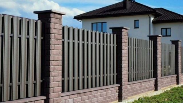 Кирпичные заборы
