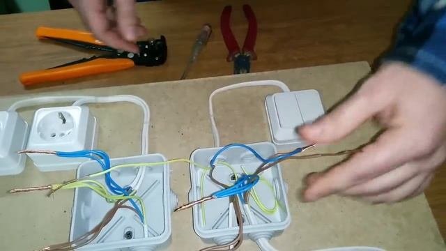 Монтаж распределительной коробки (распаечной коробки). Подключение двухклавишного выключателя.