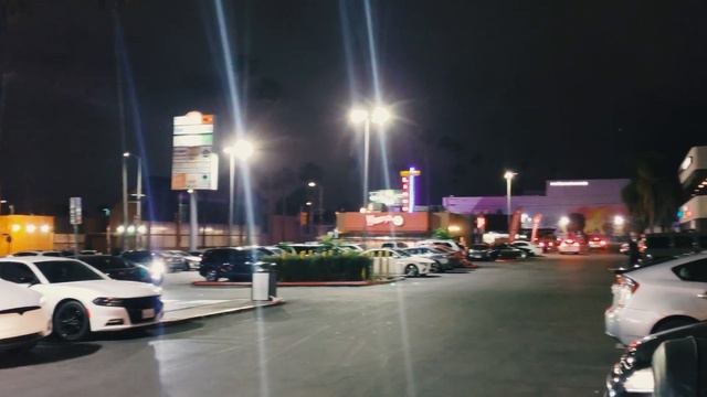 В поисках заказов поздно вечером в Лос-Анджелесе. смотреть онлайн