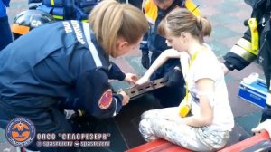 Палец застрял в металлической горке.