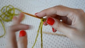 ВАРИАНТ КЛАССИЧЕСКОГО НАБОРА ПЕТЕЛЬ С УПЛОТНЕННЫМ КРАЕМ. Уроки вязания спицами || НАЧНИ ВЯЗАТЬ!