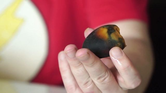 Столетние утиные яйца: китайский деликатес в извести смотреть онлайн