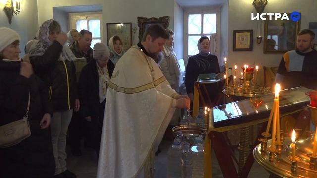 Иконе с частицей мощей целителя Пантелеймона поклонились в храме Истры смотреть онлайн