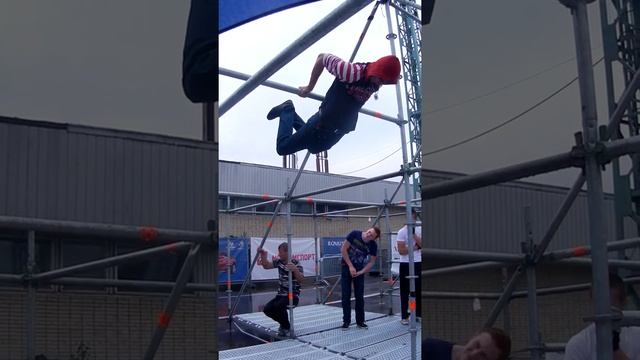 Горизонтальный упор под турником (10 июня) смотреть онлайн